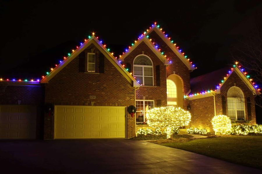 Multicolor roofline lighting with warm white lit bushes
